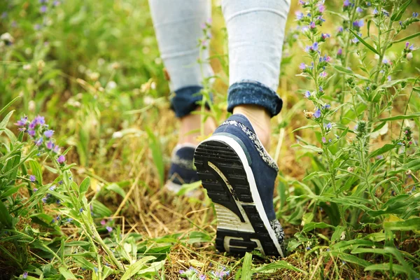 Mujer pies en zapatos de entrenamiento —  Fotos de Stock