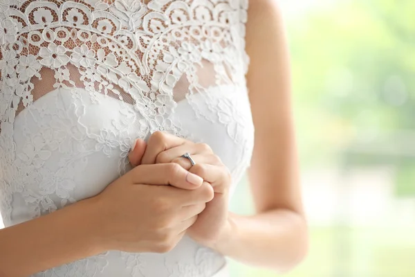 Brud i vackra brudklänning — Stockfoto