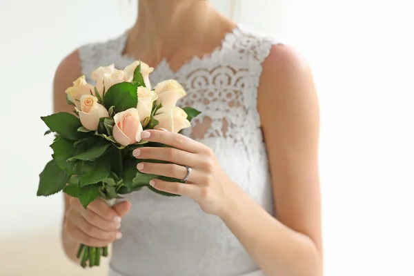 Noiva segurando buquê de casamento — Fotografia de Stock