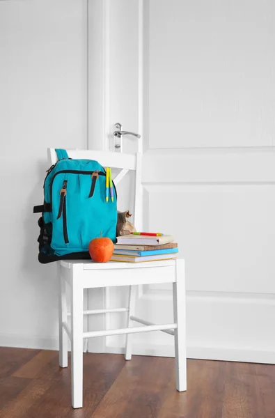 Öğle yemeği ile okul çantası — Stok fotoğraf