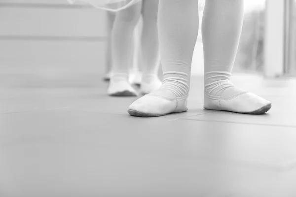 Balerina kecil berdiri berturut-turut di kelas balet — Stok Foto