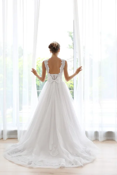 Mariée en robe de mariée — Photo