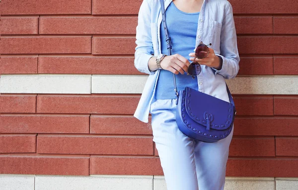 Mujer joven con detalles de moda —  Fotos de Stock