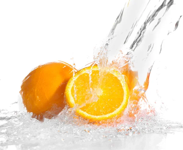 Frische Orangen im Spritzwasser isoliert auf weiß — Stockfoto