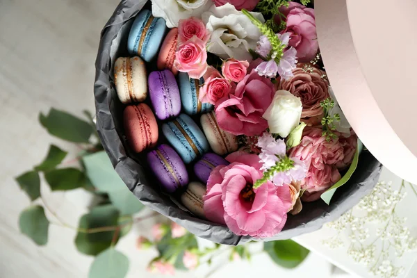 Box s čerstvými květinami a makronky — Stock fotografie