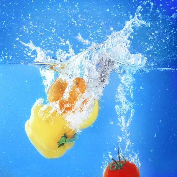 Fruits et légumes tombant dans l'eau — Photo