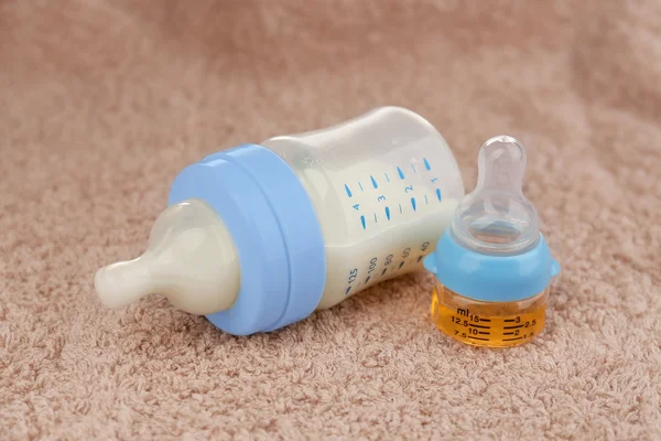 Feeding bottle with baby milk formula — Stock Photo, Image