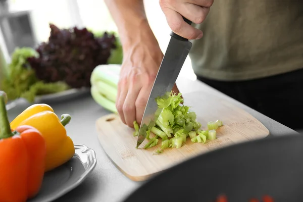 Männliche Hände schneiden Sellerie — Stockfoto