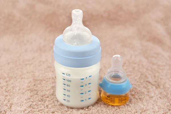 Feeding bottle with baby milk formula — Stock Photo, Image