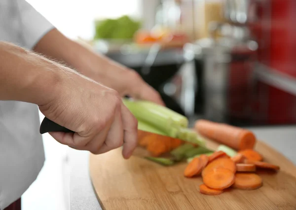 Female hands cutting vegetables — Stock Photo, Image