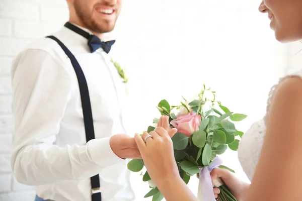 Noivo e noiva de mãos dadas — Fotografia de Stock