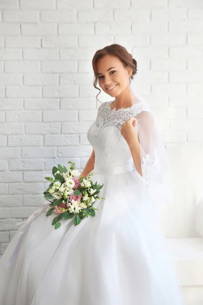 Красивая невеста со свадебным букетом — стоковое фото