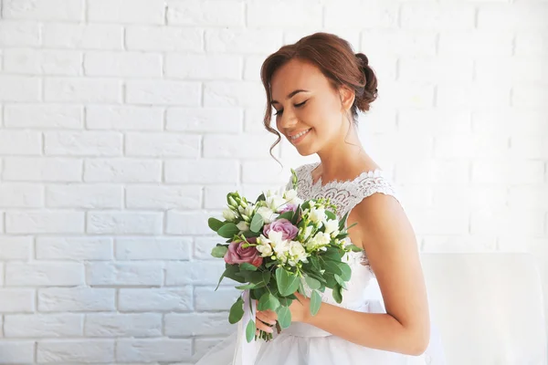 Красива наречена з весільним букетом — стокове фото