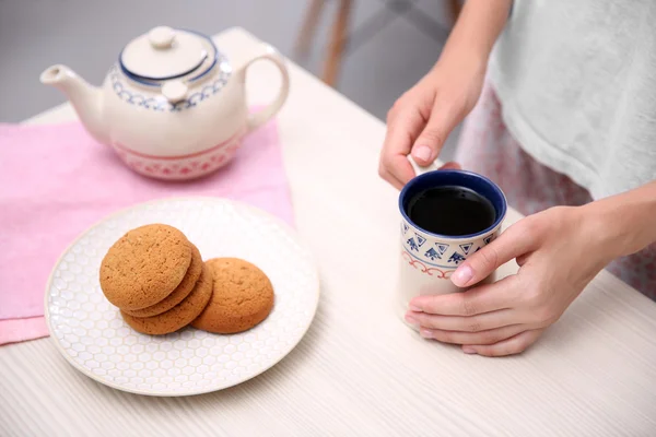 Çay Kadehli Kadın — Stok fotoğraf