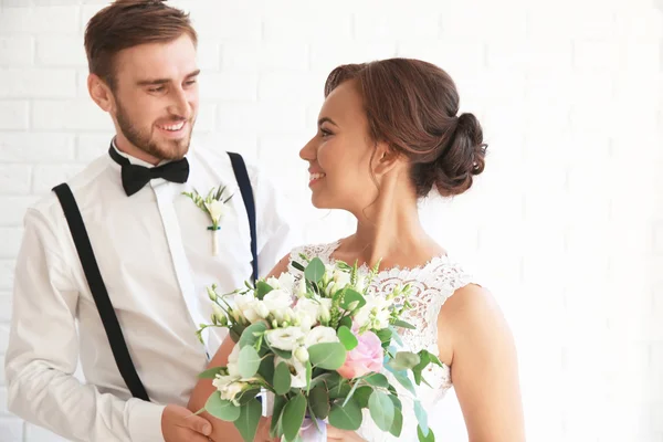 Sposo e sposa su bianco — Foto Stock