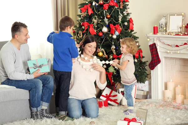 Lycklig Familj Med Gåva Lådor Hem Holiday Vardagsrum Morgonen — Stockfoto