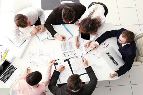 Equipo Ingenieros Profesionales Que Trabajan Con Planos —  Fotos de Stock