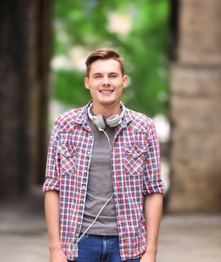 adam sokakta kulaklıklarla dinleme 