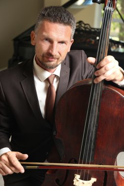 Çello çalan adam