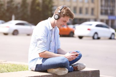 adam sokakta müzik dinleme