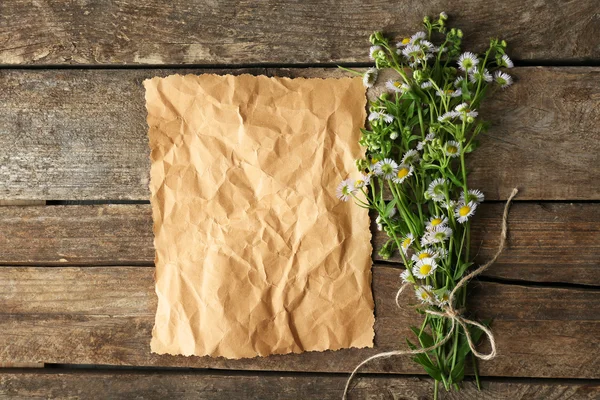Crumpled paper and chamomile bouquet — Stock Photo, Image