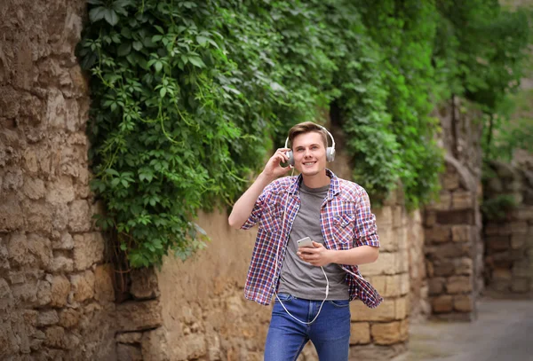 Man lyssnar musik på gatan — Stockfoto