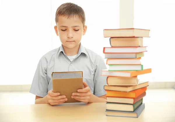 Niño Con Muchos Libros Escuela —  Fotos de Stock