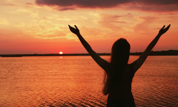 Silueta de mujer en el cielo del atardecer — Foto de Stock