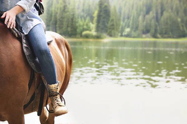 Chica equitación caballo — Foto de Stock