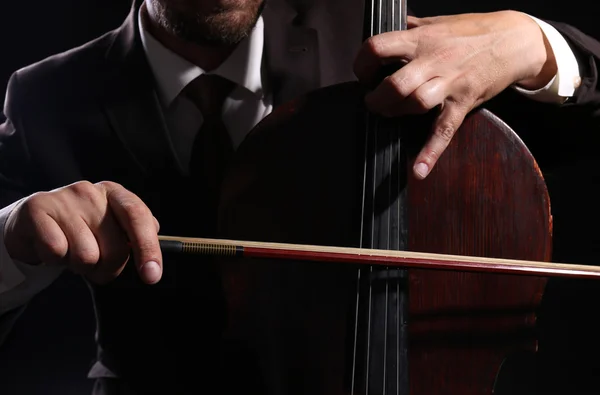 Man spelar cello — Stockfoto