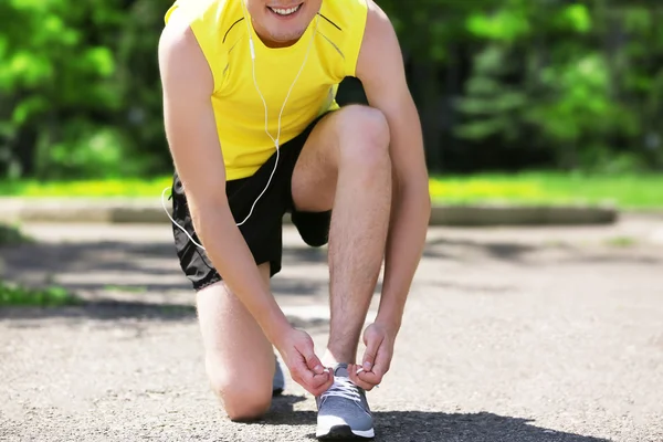 Guapo Atleta Atando Cordones — Foto de Stock