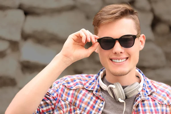 Hombre escuchando con auriculares en la calle — Foto de Stock