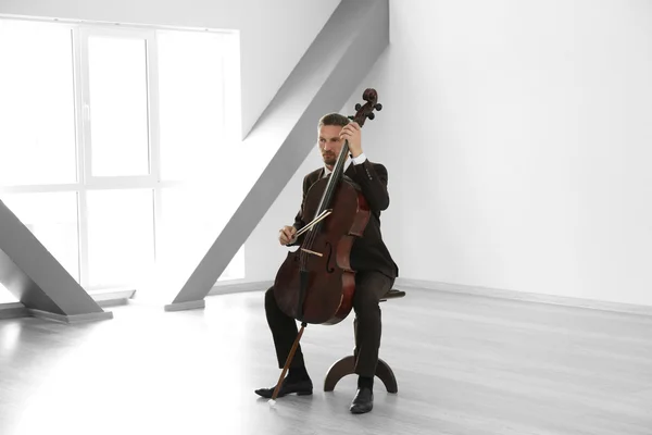 Hombre jugando violonchelo —  Fotos de Stock