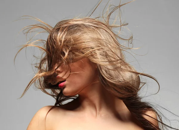 Jonge vrouw met gezond haar — Stockfoto