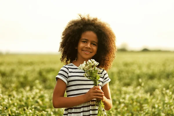 花を持つアフリカ系アメリカ人の女の子 — ストック写真