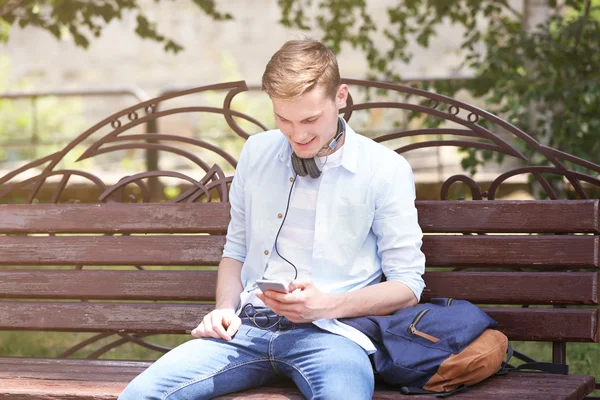 Homme écoutant de la musique dans le parc — Photo