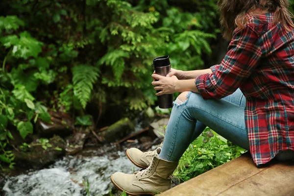 Chica relajante en el bosque —  Fotos de Stock