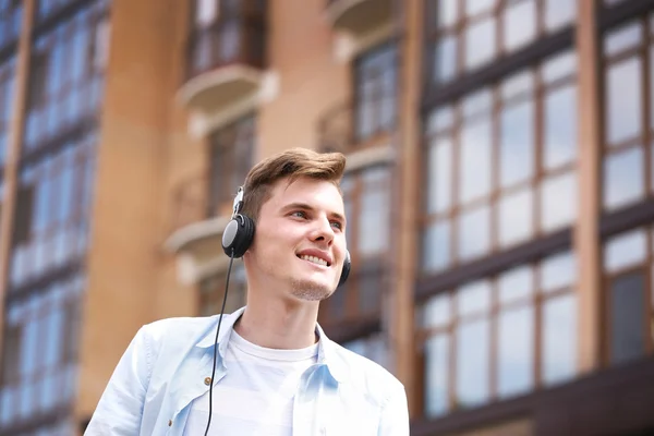 Man listening music on street — Stock Photo, Image