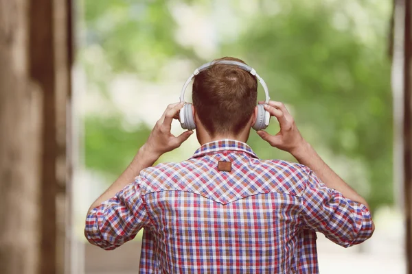 Man die muziek luistert — Stockfoto
