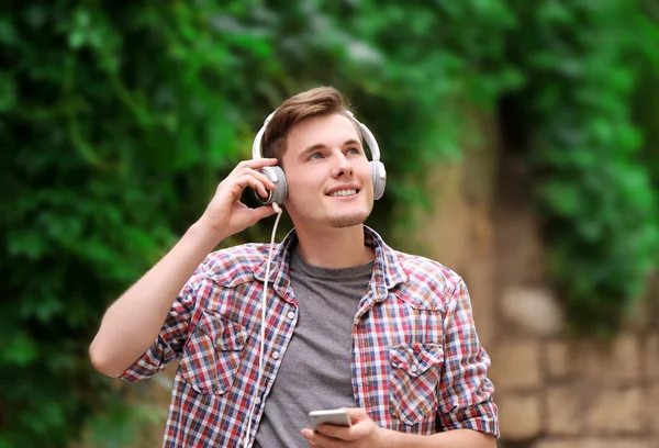 Homem ouvindo música na rua — Fotografia de Stock