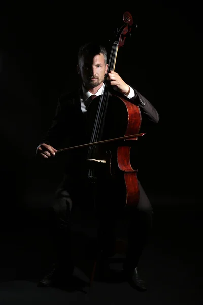 Uomo che suona il violoncello — Foto Stock