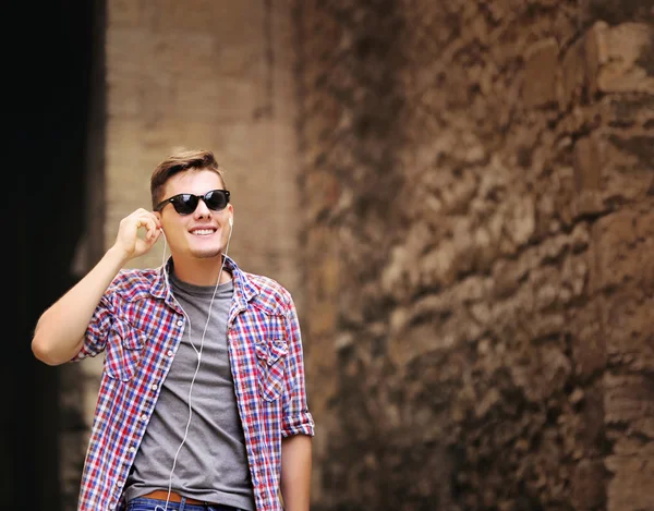 Hombre escuchando música en la calle —  Fotos de Stock