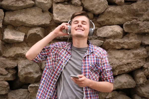 Hombre escuchando música en la calle — Foto de Stock