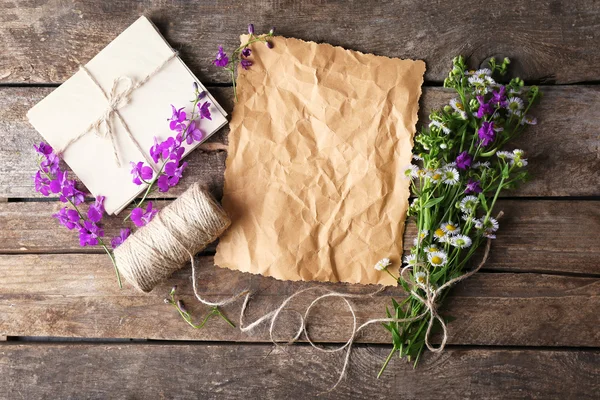 Verfrommeld papier en kamille bloemen — Stockfoto