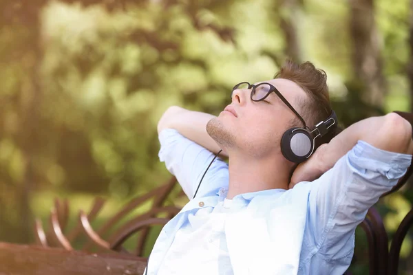 Uomo che ascolta musica nel parco — Foto Stock