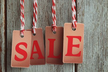 Satılık etiketleri asılı