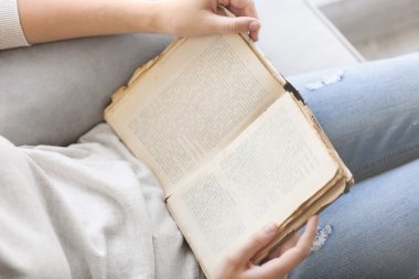 kadın eski kitap okumak