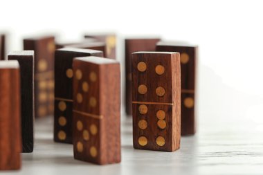 Işık ayakta Domino 