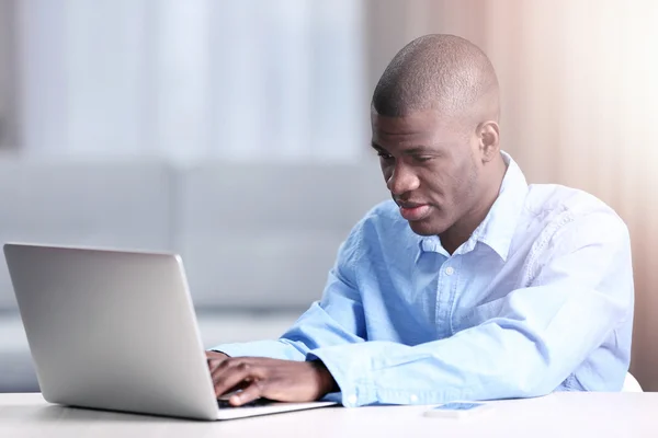 Hombre Negocios Afroamericano Camisa Azul Con Computadora Portátil Primer Plano —  Fotos de Stock