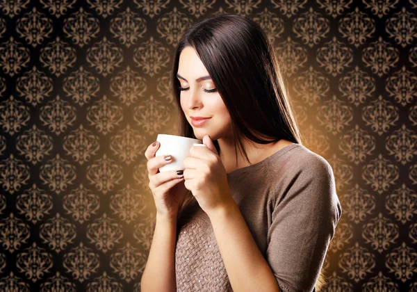 Vrouw met kopje koffie — Stockfoto